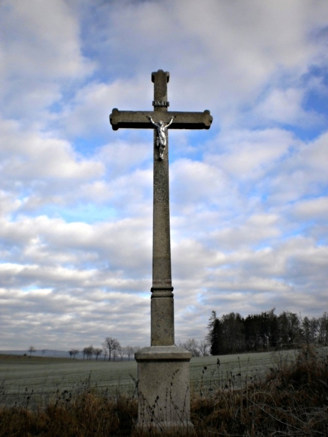Kamenný kříž na hranici katastru